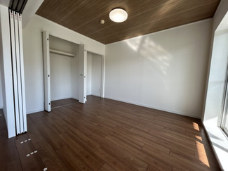 【洋室】 | メゾン横浜能見台B棟 | リビングと洋室を仕切りつつ、開け放てば広い空間の一体感が出せます。