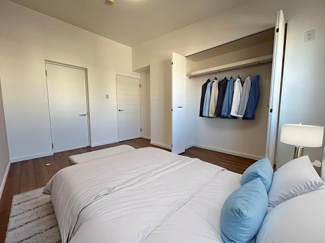 【洋室】 | メゾン横浜能見台B棟 | 洋室家具配置例（バーチャルステージングのため家具付き販売ではありません。）