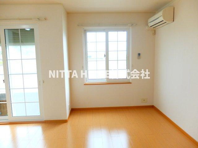 ワイズハウスの居間・リビング|バルコニーや窓から明るい日差しが差し込みます♪