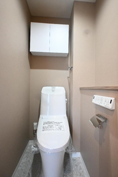 アジールコフレ三軒茶屋のトイレ|アジールコフレ三軒茶屋：ウォシュレット機能付き節水型トイレの上には吊戸棚収納が付いております♪