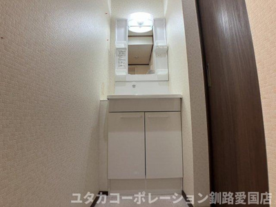 【浴室】 | 幣舞マンション171号室 | 1日の疲れを癒やせるバスルームは白を基調とした空間です♪