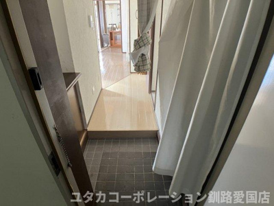 【玄関】 | 幣舞マンション171号室 | 玄関にも収納スペースがあるので多目的にお使いいただけます★