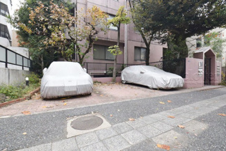 【駐車場】 | マンションの駐車場スペース。空きの有無や駐車料金、サイズ規定などについては、改めてお問い合わせください。～即日のご見学可能～　お問合せはお気軽にどうぞ。
