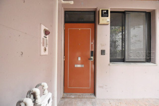 【その他共用部分】 | 皆様をお迎えする、お部屋の玄関ドア。開けやすさや開放角度、ドアノブの操作しやすさや鍵の形状などを、現地で一度ご確認ください。～即日のご見学可能～　お問合せはお気軽にどうぞ。
