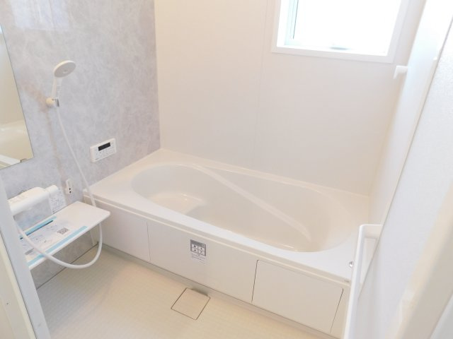 稲沢市平和町法立北瀬古の新築一戸建の浴室|◇浴室◇　　広い１坪サイズ（ＬＩＸＩＬ）・浴室暖房乾燥機・断熱浴槽・エコベンチ浴槽・お手入れ楽々カウンター・キレイサーモフロア・オートバス・バリアフリーバス・追い焚き・浴室窓あり