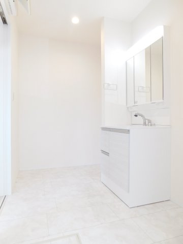 稲沢市平和町法立北瀬古の新築一戸建の独立洗面台|◇洗面室◇  　広い洗面室！　三面鏡シャンプードレッサー　くもり止め仕様　床下収納庫完備　　