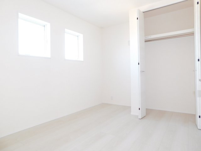 稲沢市平和町法立北瀬古の新築一戸建の洋室|◇２階洋室◇　　明るい洋室５．４４帖　全居室収納完備！　