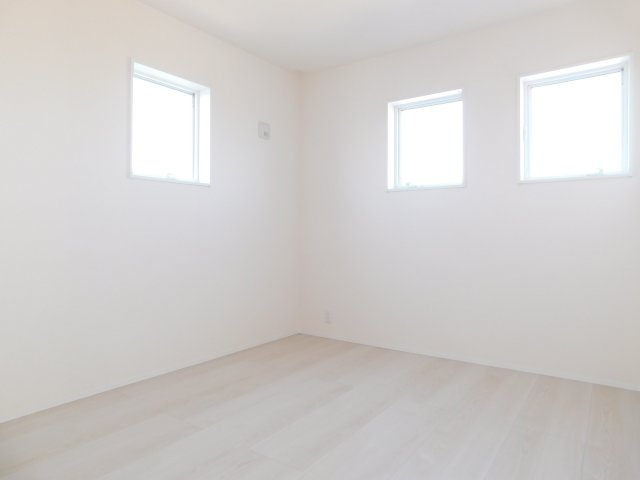 稲沢市平和町法立北瀬古の新築一戸建の洋室|◇２階洋室◇　　明るい洋室５．４４帖　全居室収納完備！