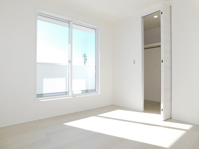 稲沢市平和町法立北瀬古の新築一戸建の洋室|◇２階洋室◇　　南面で明るい洋室６．３８帖　ウォークインクローゼット完備！　バルコニー付き♪