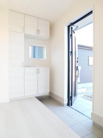 稲沢市平和町法立北瀬古の新築一戸建の玄関|◇玄関収納◇　　玄関がスッキリ片付く大容量収納♪