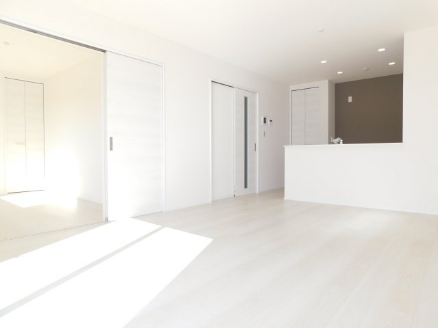 稲沢市平和町法立北瀬古の新築一戸建の居間・リビング|◇リビング◇　　南面で明るいリビング１５．７５帖　リビングが見渡せる対面キッチン♪