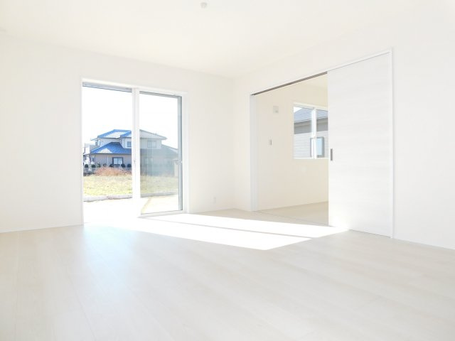 稲沢市平和町法立北瀬古の新築一戸建の居間・リビング|◇リビング◇　　◇リビング◇　　南面で明るいリビング１５．７５帖　隣の洋室と続き間で２０．７５帖の広々空間になります♪　