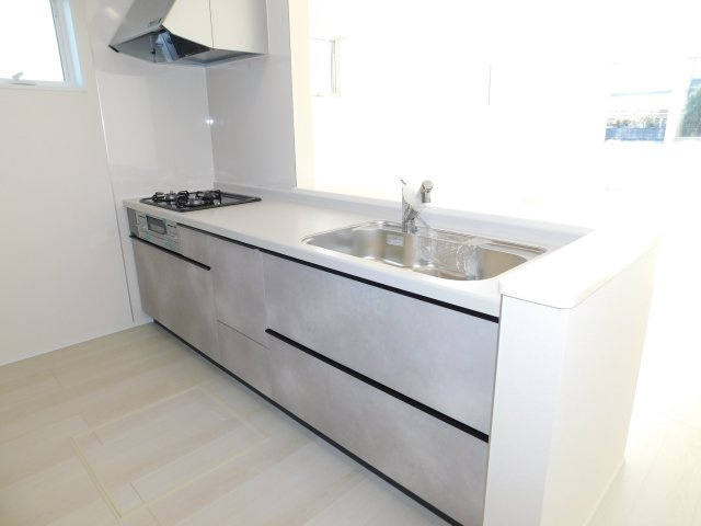 稲沢市平和町法立北瀬古の新築一戸建のキッチン|◇キッチン◇　　人気の対面式・人造大理石カウンター・浄水機能付ハンドシャワー・静音仕様シンク・スローインクローズレール・Ｓｉセンサーコンロ（３口）・床下収納庫