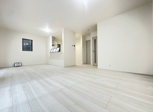 【外観】 | 新座市畑中1丁目　新築一戸建住宅　全3棟　(志木本店) | 販売現地／2025年12月4日撮影　
スーパーやコンビニが近いので日々のお買い物に困りません。