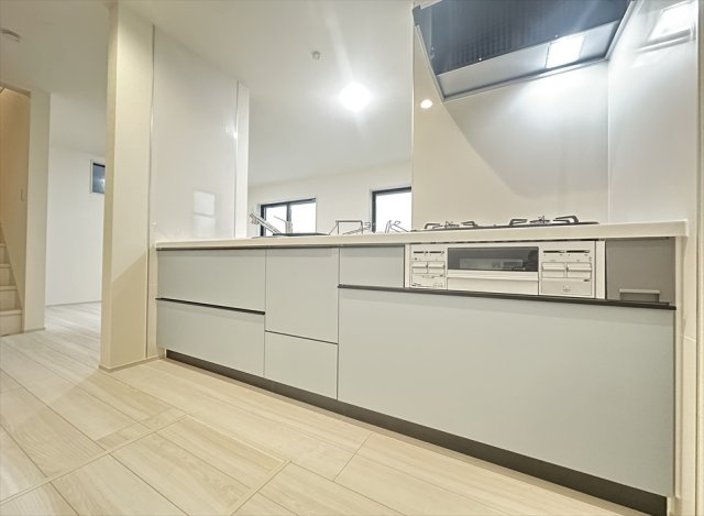 【外観】 | 新座市畑中1丁目　新築一戸建住宅　全3棟　(志木本店) | 販売現地／2025年12月4日撮影　
2部屋から出入り可能なバルコニーは洗濯や布団干しにも便利です。