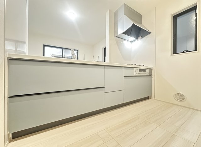 【前面道路含む現地写真】 | 新座市畑中1丁目　新築一戸建住宅　全3棟　(志木本店) | 前面道路の様子／2025年12月4日撮影　
車の通りが少ない閑静な住宅地なので永く快適にお住まいいただける住環境です。