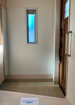 【玄関】 | 鶴馬戸建 | 収納もある玄関です