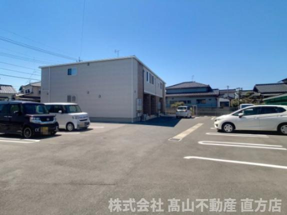 直方市大字知古のアパートの駐車場