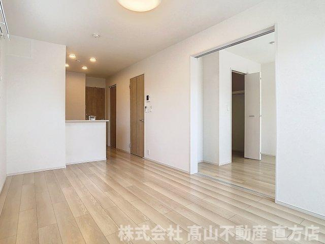 直方市大字知古のアパートの居間・リビング