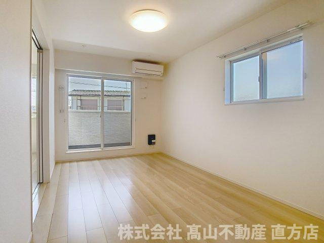 直方市大字知古のアパートの居間・リビング