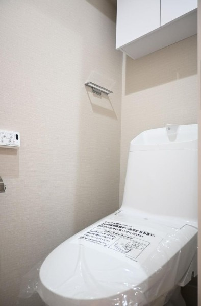 セザールお花茶屋のトイレ|セザールお花茶屋：ウォシュレット機能付き節水型トイレの上には吊戸棚収納が付いております♪
