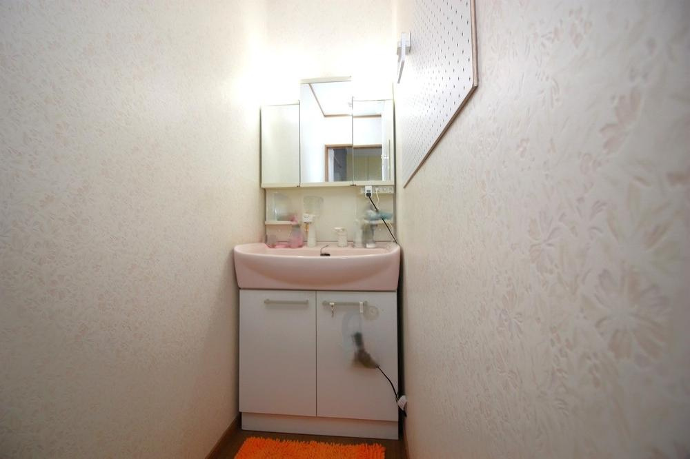 私部２丁目　中古一戸建ての独立洗面台|シャワー付き洗面化粧台
■物件内覧・資金計画相談・住宅ローン相談、リフォーム相談、お問合せ受付中■
※当日・翌日のご内覧、ご相談はお電話でのお問合せがスムーズです！