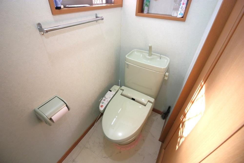 私部２丁目　中古一戸建てのトイレ|温水洗浄便座
■物件内覧・資金計画相談・住宅ローン相談、リフォーム相談、お問合せ受付中■
※当日・翌日のご内覧、ご相談はお電話でのお問合せがスムーズです！