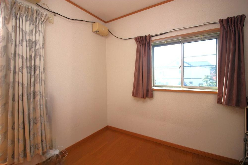 私部２丁目　中古一戸建ての洋室|洋室7.25帖
■物件内覧・資金計画相談・住宅ローン相談、リフォーム相談、お問合せ受付中■
※当日・翌日のご内覧、ご相談はお電話でのお問合せがスムーズです！