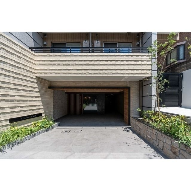 コンフォリア・リヴ東中野のエントランス