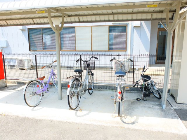 サイドアヴェニューのその他共用部分|屋根付きの駐輪場は無料です★