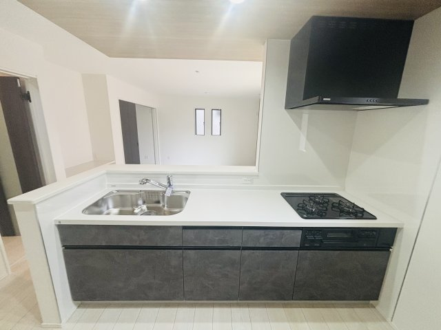 GRAFARE高浜市神明町2期｜名古屋市の戸建ならホームアップの居間・リビング|【売主施工例】南から陽射しが入り明るいリビング