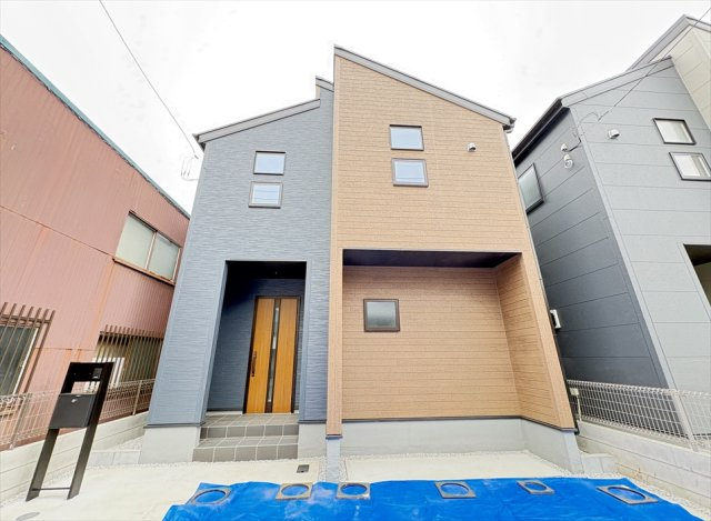 【外観】 | 新座市畑中1丁目　新築一戸建住宅　全3棟　(志木本店) | 販売現地／2025年12月4日撮影　
カースペース並列2台駐車可能なゆとりある敷地。