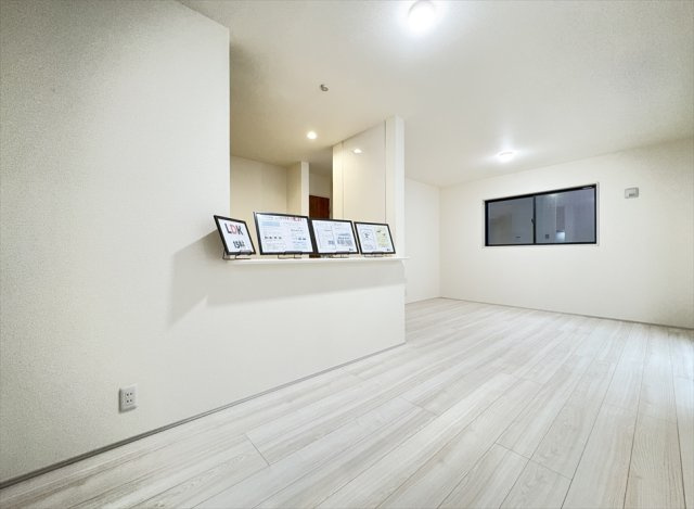 【外観】 | 新座市畑中1丁目　新築一戸建住宅　全3棟　(志木本店) | 販売現地／2025年12月4日撮影　
スーパーやコンビニが近いので日々のお買い物に困りません。