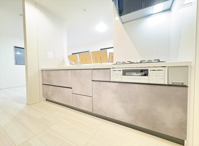 【前面道路含む現地写真】 | 新座市畑中1丁目　新築一戸建住宅　全3棟　(志木本店) | 前面道路の様子／2025年12月4日撮影　
車の通りが少ない閑静な住宅地なので永く快適にお住まいいただける住環境です。