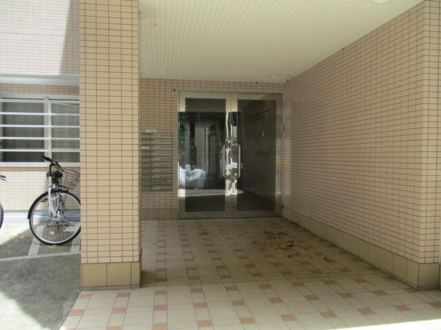 川崎市多摩区東生田２丁目の賃貸マンションのエントランス