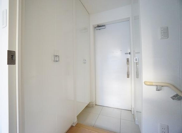 ｱｰﾊﾞﾝﾌﾗｯﾂ目黒本町の玄関