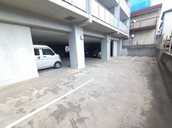 ノイエスレーベン本郷の駐車場