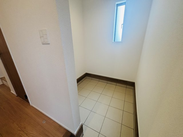 GRAFARE高浜市神明町2期｜名古屋市の戸建ならホームアップの玄関|ベビーカーやアウトドアグッズの収納に便利なSIC