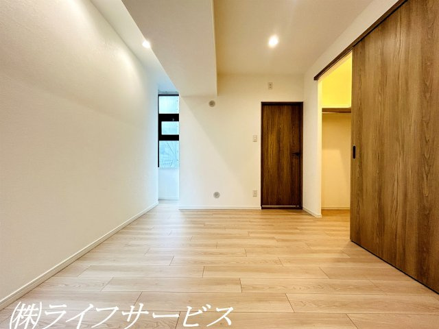 【洋室】 | ライオンズマンション新大阪第３ | 洋室６帖／ウォークインクローゼットあり！ダウンライト設置で明るくスタイリッシュなお部屋！