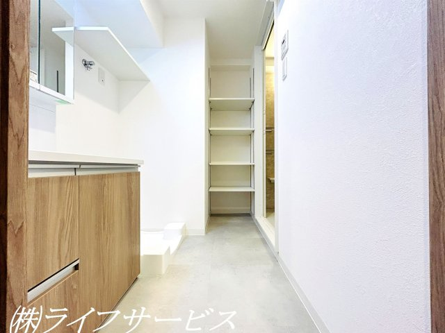 【洗面所】 | ライオンズマンション新大阪第３ | 洗面室／リネン庫にぴったりな可動棚あり！