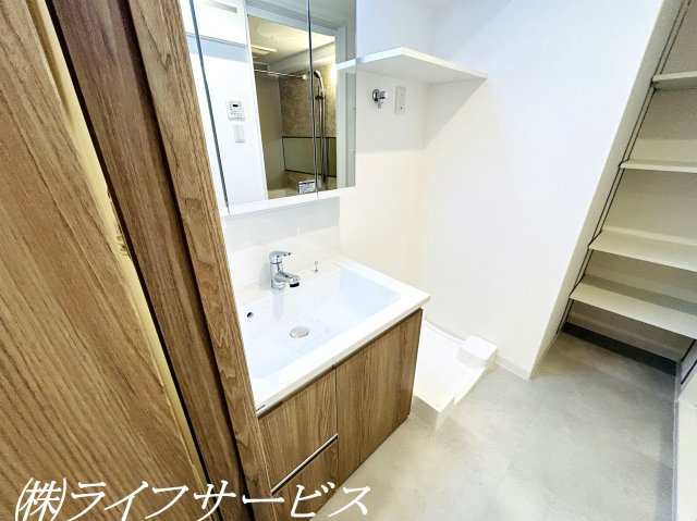 【洗面所】 | ライオンズマンション新大阪第３ | 三面鏡タイプのシャワー付洗面化粧台