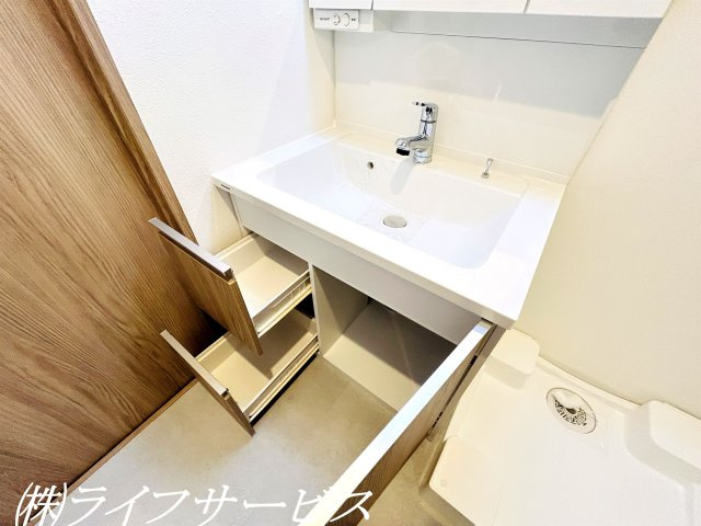 【洗面所】 | ライオンズマンション新大阪第３ | 洗面化粧台／収納部分