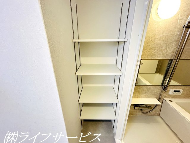 【洗面所】 | ライオンズマンション新大阪第３ | 洗面室／リネン庫にぴったりな可動棚あり！