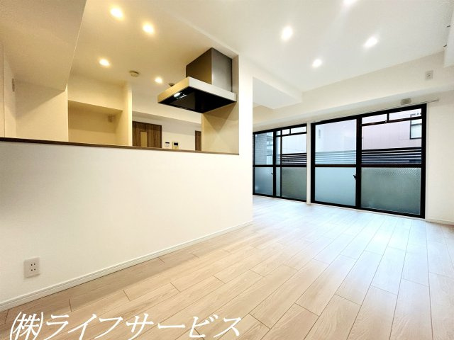 【居間・リビング】 | ライオンズマンション新大阪第３ | リビングルーム／両面に窓有！ダウンライト設置で明るくスタイリッシュなお部屋です！