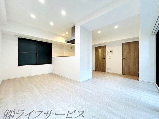 【居間・リビング】 | ライオンズマンション新大阪第３ | リビングルーム／両面に窓有！ダウンライト設置で明るくスタイリッシュなお部屋です！