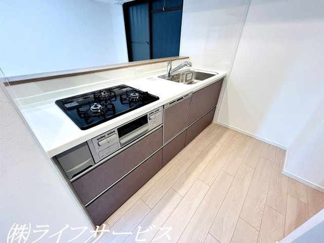 【キッチン】 | ライオンズマンション新大阪第３ | システムキッチン／３口ガスコンロでお料理もはかどりますね！