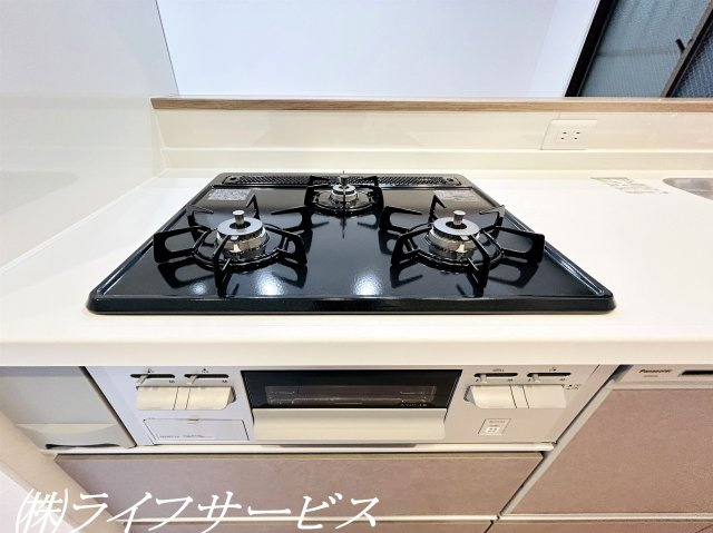 【キッチン】 | ライオンズマンション新大阪第３ | システムキッチン／３口ガスコンロでお料理もはかどりますね！