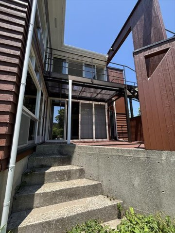 商談中　大室高原中古建て住宅の外観|庭からデッキスペースへ