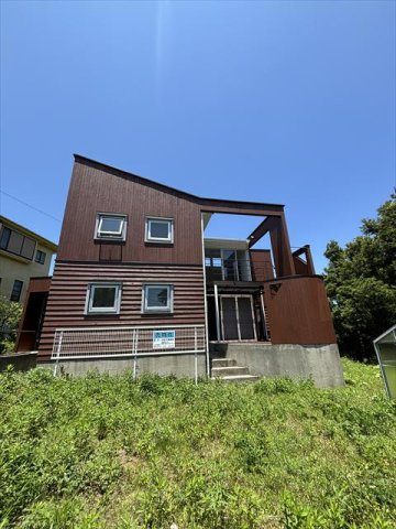 商談中　大室高原中古建て住宅の庭|建物正面庭スペース
