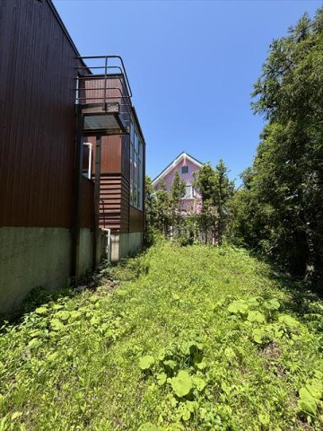 商談中　大室高原中古建て住宅の庭|建物東側庭スペース